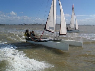  Clases y renta de catamarán de 15 pies 